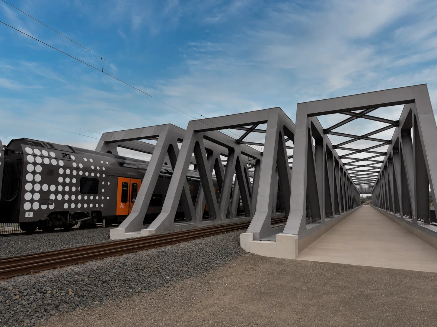 Eisenbahnbrücke Wesel während des Neubaus, daneben ein Zug